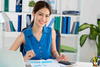 Femme assise à un bureau


